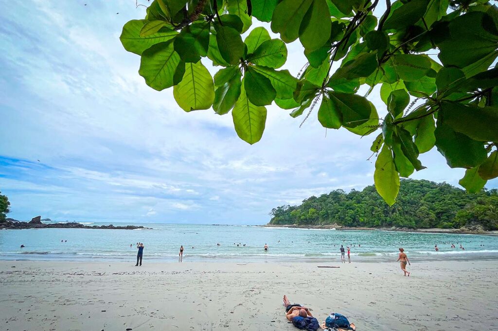 Vista panor&aacute;mica playa en Manuel Antonio